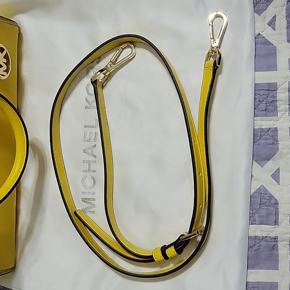 Michael Kors Handbag with belt - Picture 3 of 4